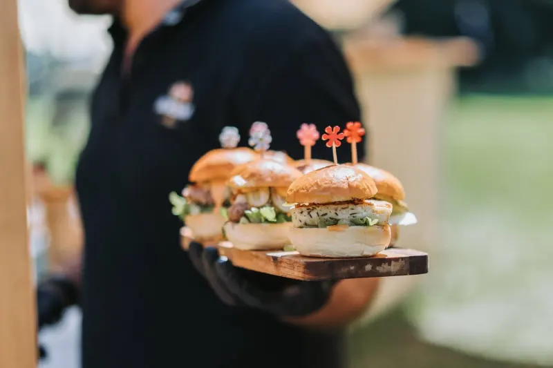 Miniburgery podávané na dřevěném prkénku