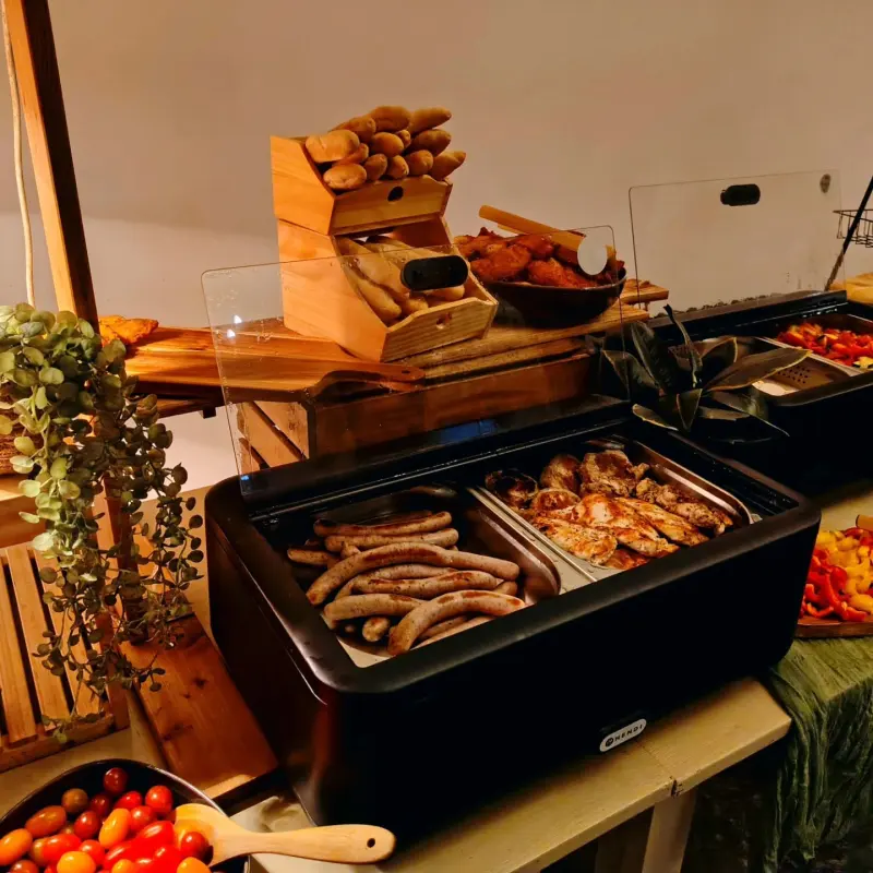 Teplé speciality a pečivo připravené k servírování